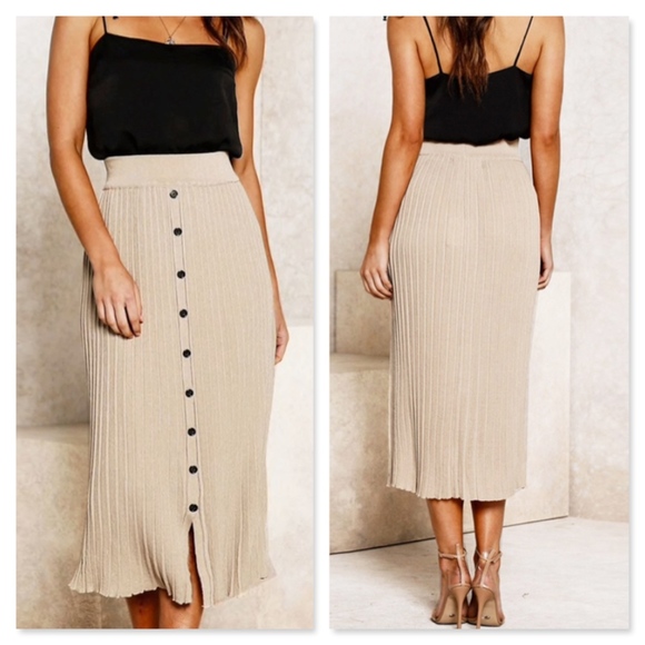 Rib-Knit Beige Sheath Buttoned Skirt Leg Slit - Picture 4 of 8